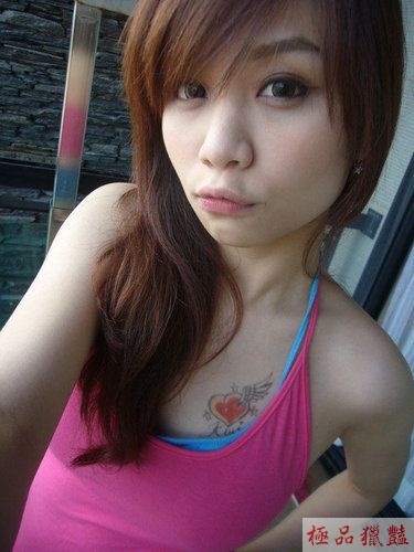 正妹爆乳裝可裝自拍_自拍情色貼圖