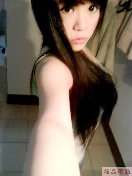 32G辣妹全裸自拍看見粉紅乳暈_自拍情色貼圖