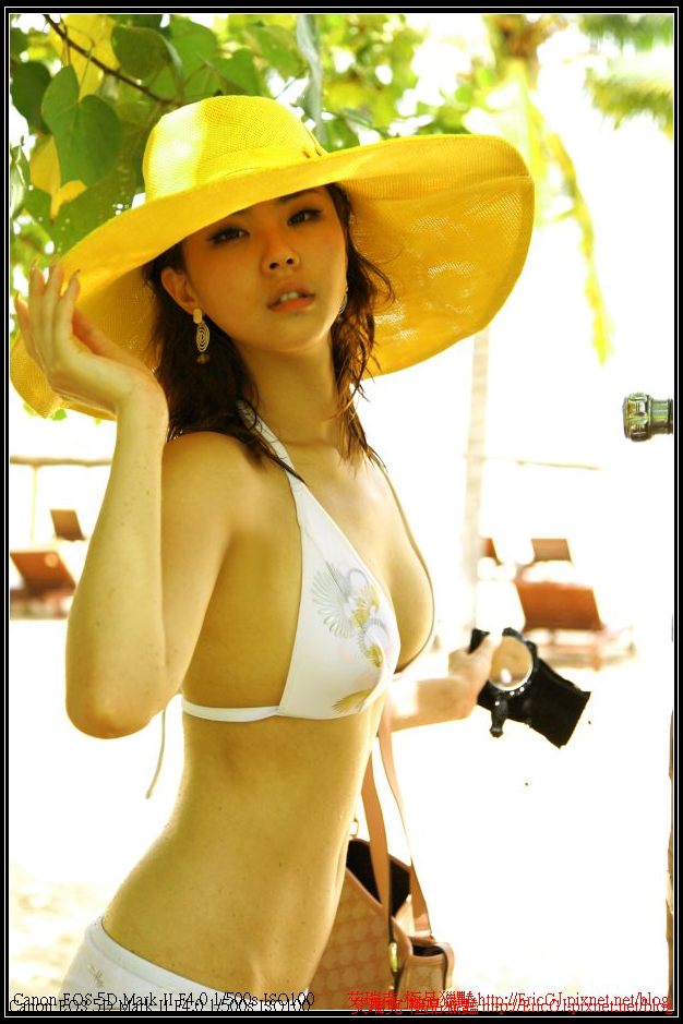 美女惹火身材比基尼照_自拍情色貼圖