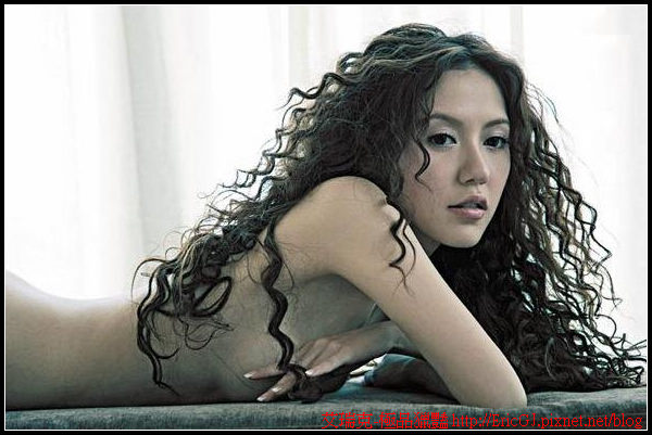 美女拍寫真挑戰性感尺度_自拍情色貼圖