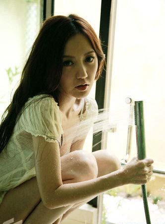美女拍寫真挑戰性感尺度_自拍情色貼圖