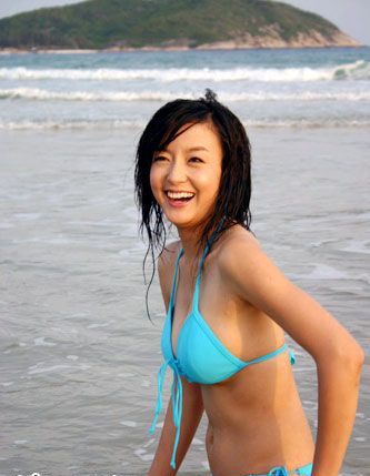 美眉比基尼秀火辣身材_自拍情色貼圖