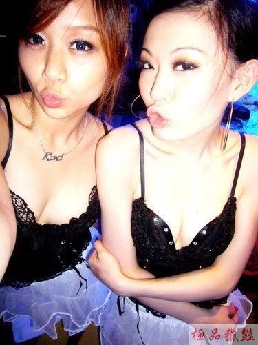 正妹爆乳裝可裝自拍_自拍情色貼圖