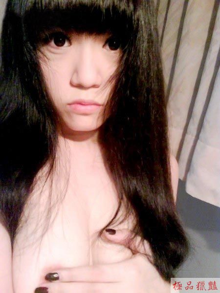 32G辣妹全裸自拍看見粉紅乳暈_自拍情色貼圖