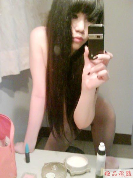 32G辣妹全裸自拍看見粉紅乳暈_自拍情色貼圖