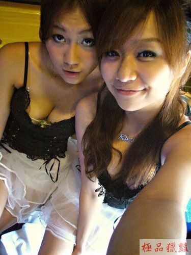 正妹爆乳裝可裝自拍_自拍情色貼圖
