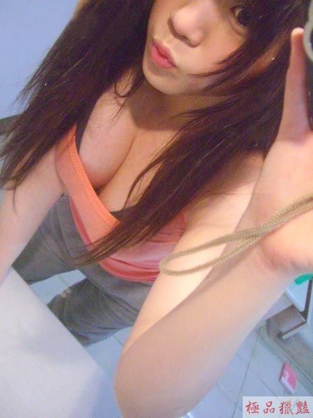 32G辣妹全裸自拍看見粉紅乳暈_自拍情色貼圖