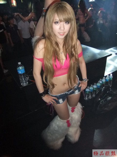 夜店比基尼之夜_自拍情色貼圖