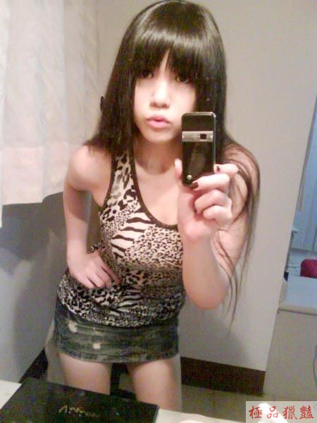 32G辣妹全裸自拍看見粉紅乳暈_自拍情色貼圖