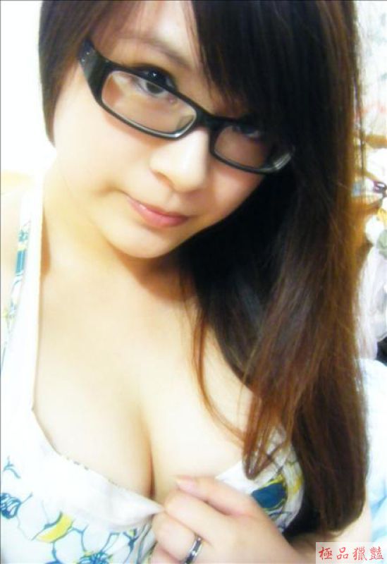 正妹爆乳耍心機自拍_自拍情色貼圖