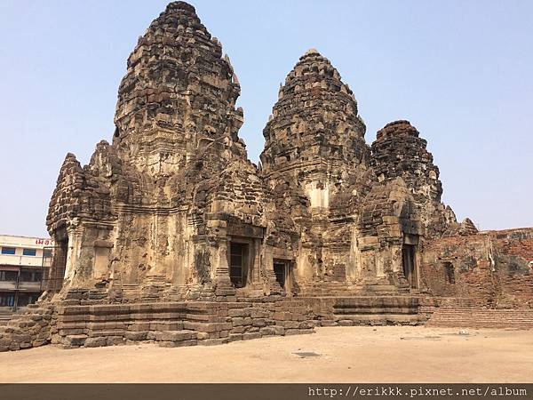 พระปรางค์สามยอด 右前