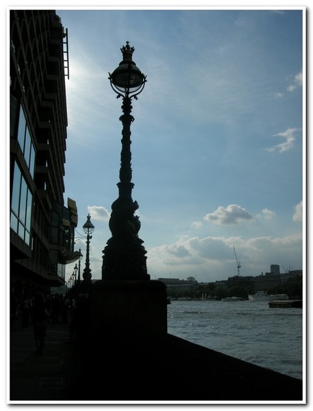 倫敦 泰晤士河沿岸 路燈.jpg