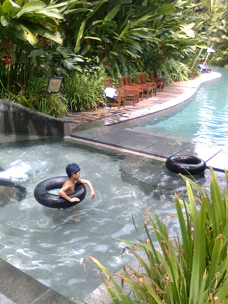 新加坡Siloso Beach Resort的庭院