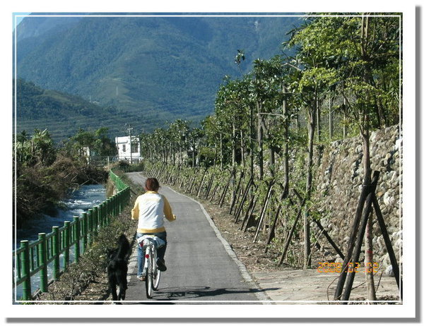 早上很悠哉地一起騎腳踏車