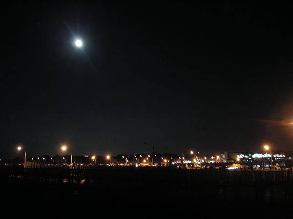 南寮港邊的月亮