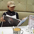在茶餐廳也要看報紙