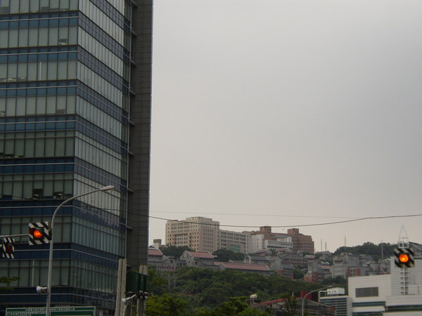 224.從關渡工業區看小坪頂,上方的北藝大號稱台北最美的校園