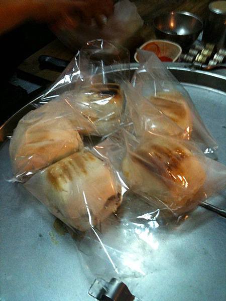2010-08-01 剛剛和大家在東港吃{阿鴻豆漿店}的碳烤饅頭，好好吃喔~