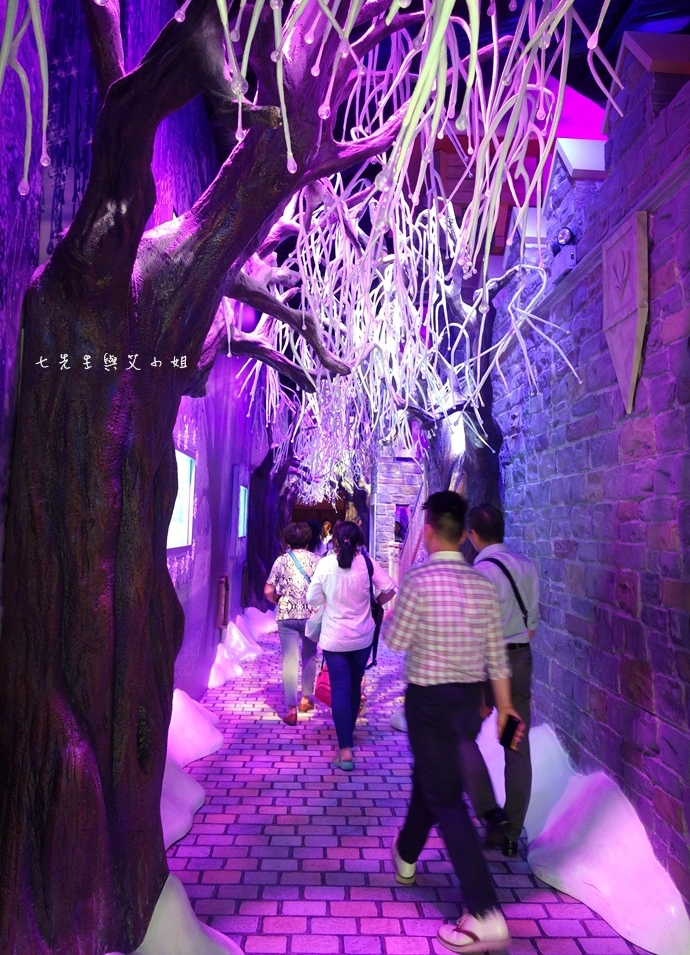 26 迪士尼冰雪小鎮、2015香港FUN享夏日禮、迪士尼美國大街小鎮下午茶、達菲熊雪莉玫見面會、雨天版遊行、迪士尼紀念品血拼.jpg 26 迪士尼冰雪小鎮、2015香港FUN享夏日禮、迪士尼美國大街小鎮下午茶、達菲熊雪莉玫見面會、雨天版遊行、迪士尼紀念品血拼.jpg