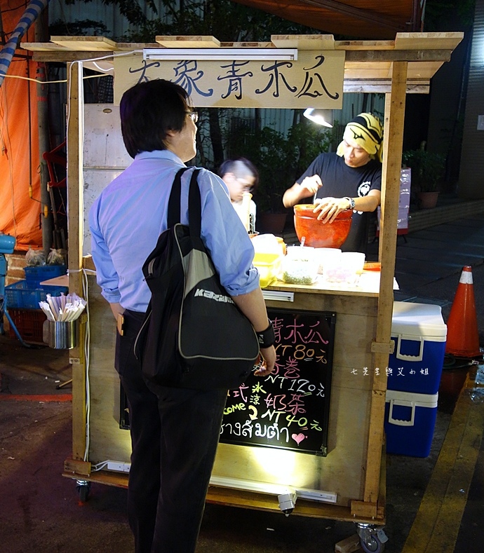 22 板橋湳雅夜市好味道臭豆腐 珍珠撞奶 西瓜汁檸檬汁 北京羊肉串 大象青木瓜.jpeg