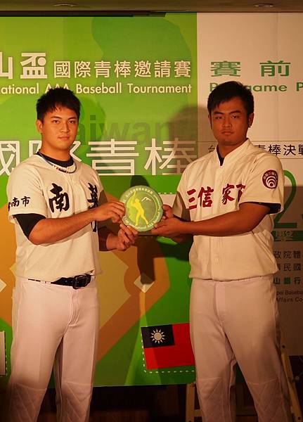 王躍霖、郭阜林重批高中戰袍為學弟加油打氣 王躍霖、郭阜林重批高中戰袍為學弟加油打氣