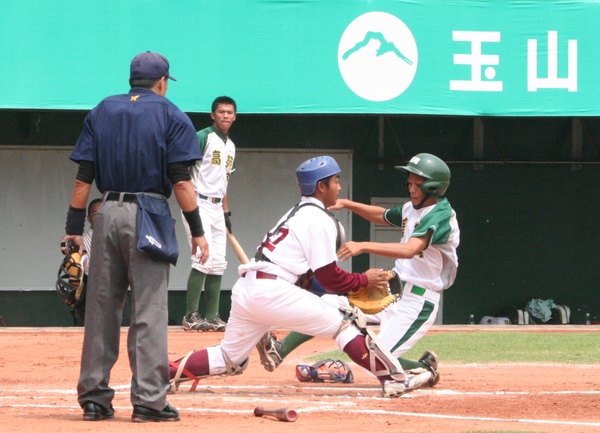 高雄縣劉萬祥順利滑回本壘搶下第二分.JPG