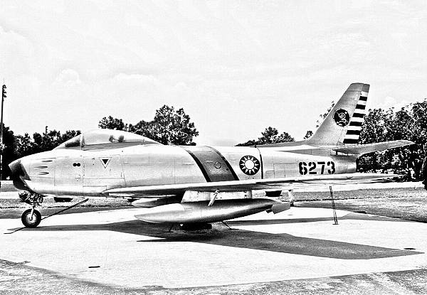 F-86F軍刀式戰鬥轟炸機 F-86F軍刀式戰鬥轟炸機