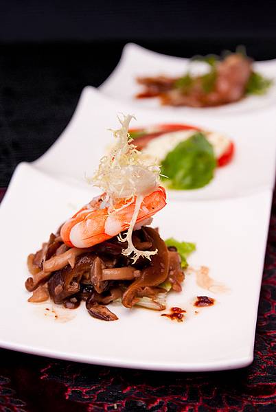 2.菌菇鮮蝦-莫扎瑞番茄起司盤-油封鴨胸