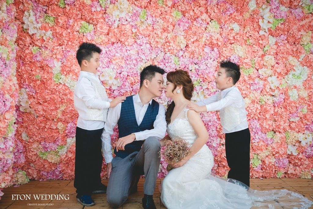 兒子搭著爸爸媽媽的肩膀.jpg 台北全家福照,台北 全家福照,全家福照 台北,高雄全家福照,高雄 全家福照,全家福照 推薦,全家福照 高雄,全家福照價錢,全家福照價格,全家福照 價錢
