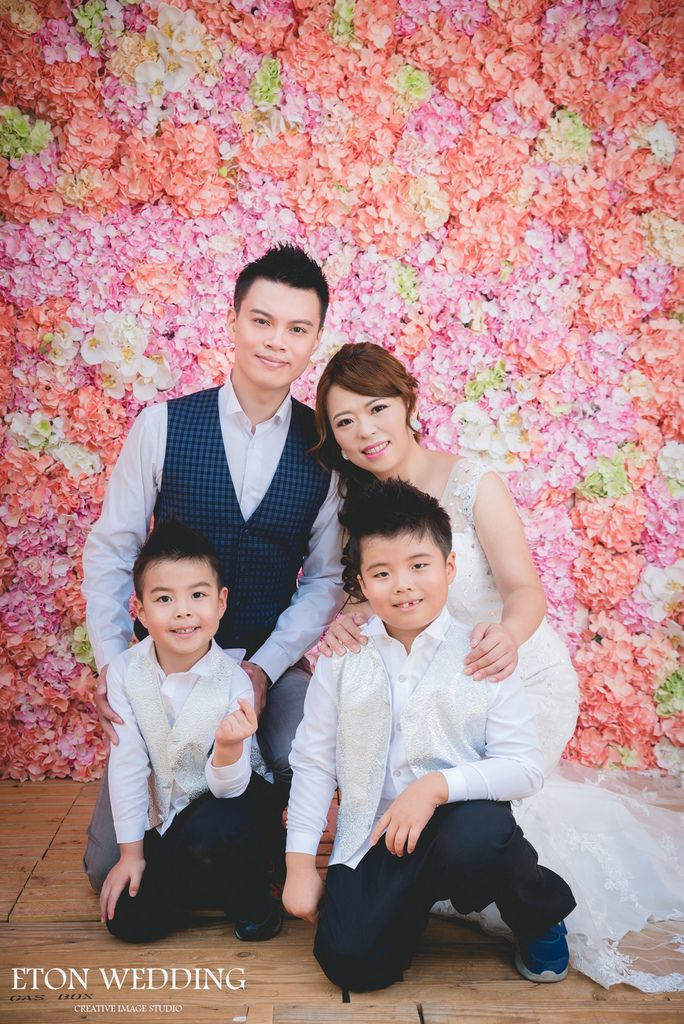 爸爸媽媽搭著小朋友的肩膀.jpg 台北全家福照,台北 全家福照,全家福照 台北,高雄全家福照,高雄 全家福照,全家福照 推薦,全家福照 高雄,全家福照價錢,全家福照價格,全家福照 價錢