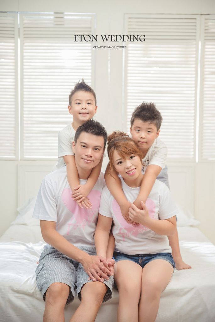兩兄弟搭著爸爸媽媽的肩膀.jpg 台北全家福照,台北 全家福照,全家福照 台北,高雄全家福照,高雄 全家福照,全家福照 推薦,全家福照 高雄,全家福照價錢,全家福照價格,全家福照 價錢