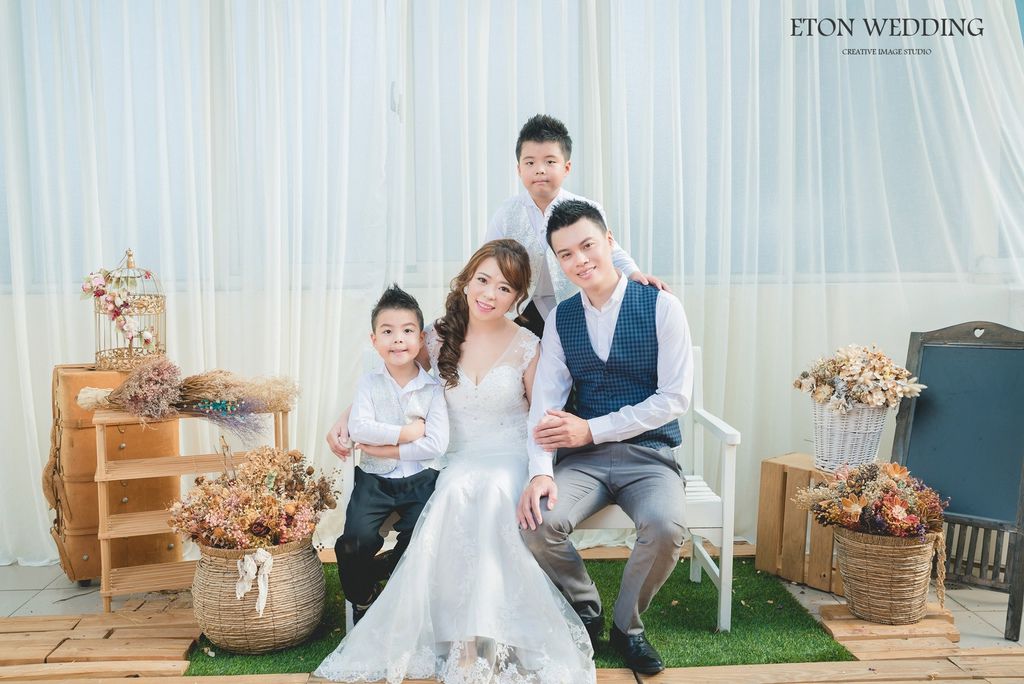 媽媽挽著兒子、老公的手.jpg 台北全家福照,台北 全家福照,全家福照 台北,高雄全家福照,高雄 全家福照,全家福照 推薦,全家福照 高雄,全家福照價錢,全家福照價格,全家福照 價錢