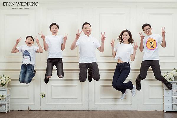 伊頓婚紗士林,士林婚紗工作室,伊頓婚紗,士林伊頓婚紗,伊頓士林店,全家福,拍婚紗,全家福,閨蜜婚紗,個人寫真,情侶寫真,婚禮攝影,婚紗攝影台北, (24).jpg