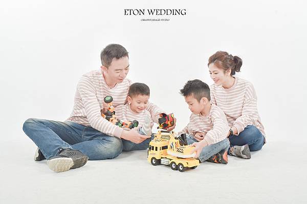 全家福寫真,全家福攝影,全家福寫真台北,全家福寫真推薦,伊頓全家福,全家福照風格,全家福照台南,全家福照桃園,全家福照高雄,全家福拍攝,拍全家福,全家福,全家福照 (20).jpg