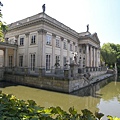 公園內建有一座富麗堂皇的水上宮殿