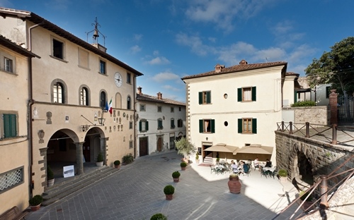 main-square-of-radda.jpg