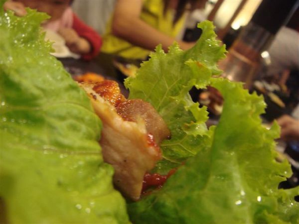 韓式吃法-生菜包烤肉+泡菜...很清爽