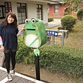 Eva loves frogs.
