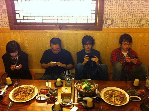 餐桌用手機
