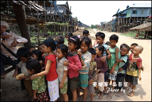 08-024-吳哥窟-空邦魯部落-發放物資 by brain.jpg 08-024-吳哥窟-空邦魯部落-發放物資 by brain.jpg