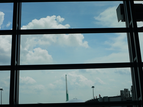 055-1機場內看天空