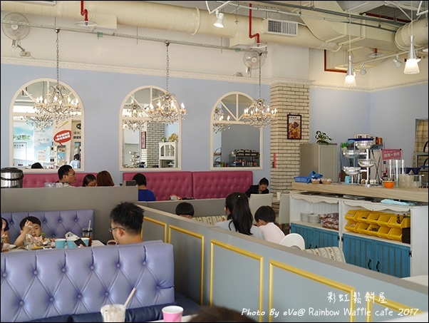 Rainbow Waffle cafe-05.jpg