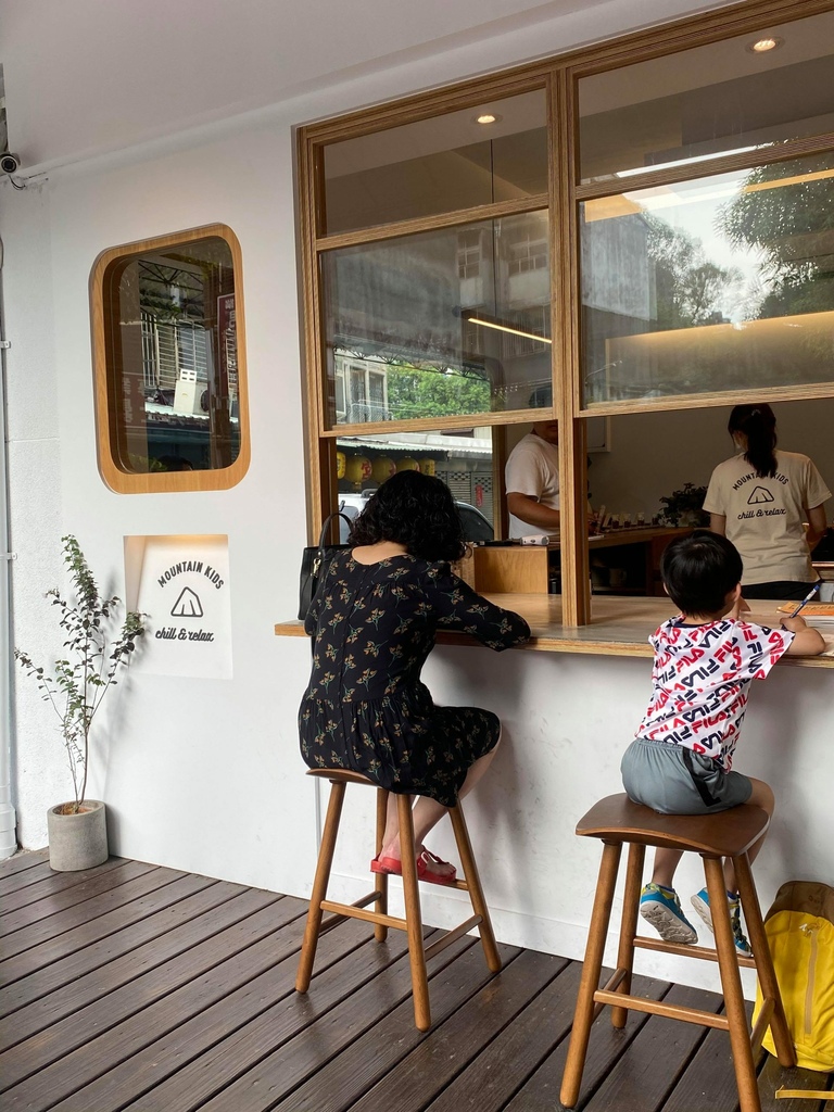 【台北咖啡廳】山小孩咖啡二店 Mountain Kids Coffee Roaster ，咖啡香味迴盪在純白與樸木間的美好 (3).jpg