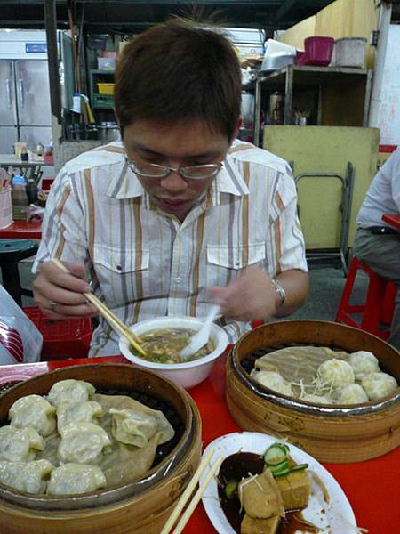 想好久的酸辣湯 水餃 小龍包