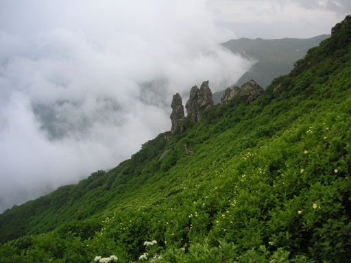 佈滿雲霧的山