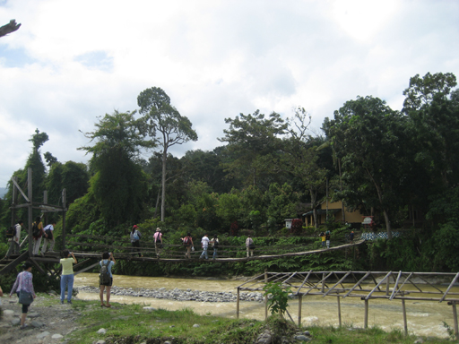 得先過吊橋的Bukit LaWang cottage