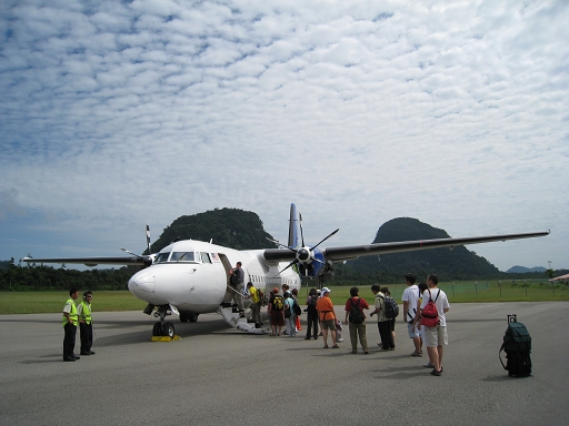 登上離開 Mulu 的 Fokker 50