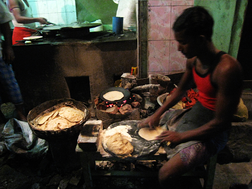 加爾各答（Kolkata）～路邊認真烤chapati的店員