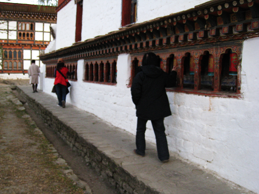 Kyichu Lhakhang（Paro）～朝禮的善信們依序走過轉經輪