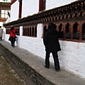 Kyichu Lhakhang（Paro）～朝禮的善信們依序走過轉經輪